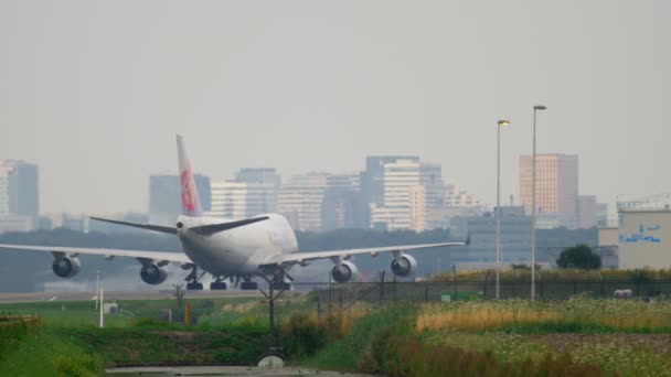 Taxiação do cargueiro aéreo após aterragem — Vídeo de Stock