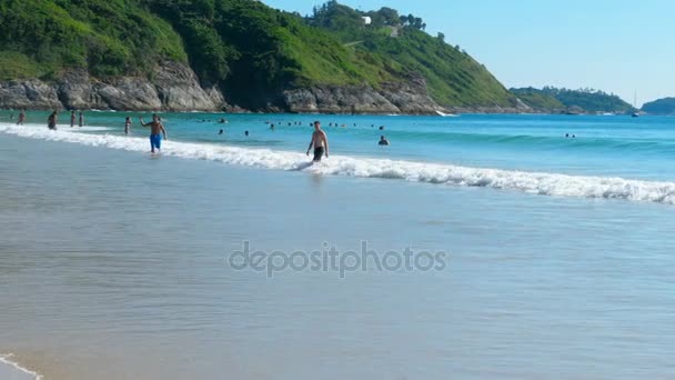 Tourists on Nai Harn beach — Stock Video