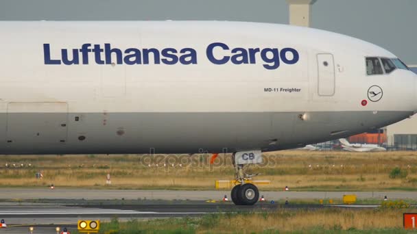 Lufthansa Carga MD-11 taxiing — Vídeo de Stock