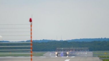 Turboprop uçağı indikten sonra taksicilik yapıyor.
