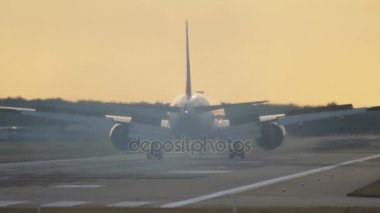 Sabahın erken saatlerinde uçak iniyor.