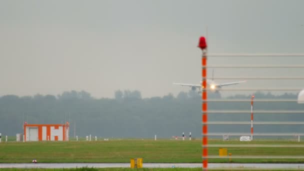 Vliegtuiglanding bij regenachtig weer — Stockvideo