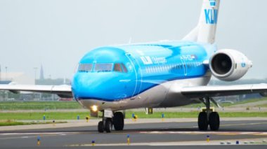 KIM Cityhopper Fokker 70 Taksilemek