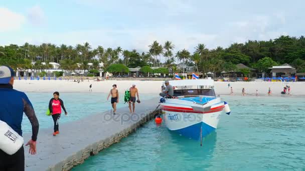 Tourists departure from Raya Island — Stock Video