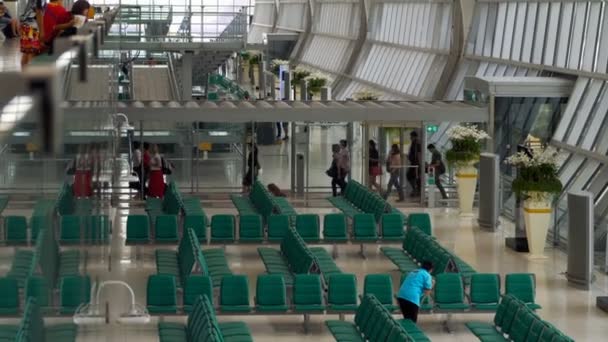 Cestující v terminálu letiště v Bangkoku — Stock video
