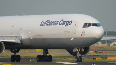 Lufthansa kargo Md-11 Taksilemek