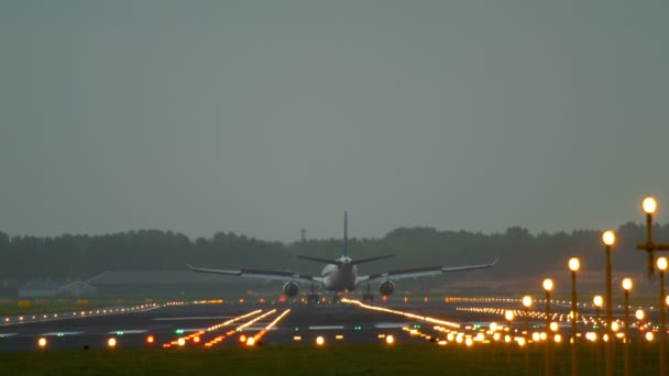 Flygplan landar på runway 18r Polderbaan — Stockvideo