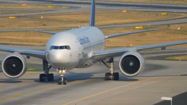 Boeing 777 taxiagem após o desembarque — Vídeo de Stock