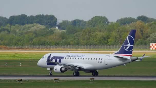 Tráfico en el aeropuerto de Düsseldorf — Vídeos de Stock