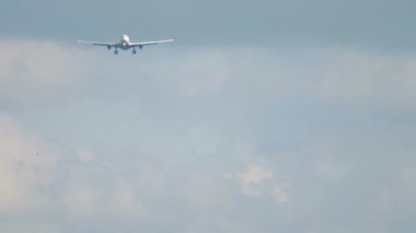 Yaklaşan gövdeli uçak