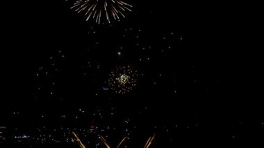 Akşamları yanıp sönen havai fişek