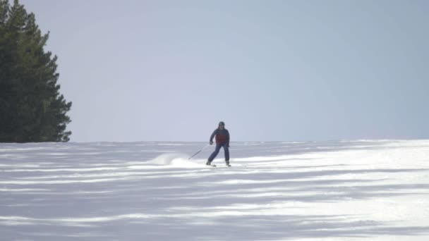 観光客は、山スキー リゾートでリラックスします。 — ストック動画