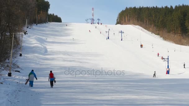 Туристи відпочивають в горах гірськолижного курорту — стокове відео