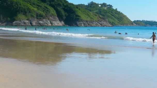 Turistas en la playa de Nai Harn — Vídeo de stock