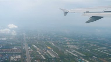 Yağmur sırasında uçak çıkartıyor