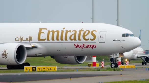 Emirate Skycargo 777 rollt vor dem Start — Stockvideo