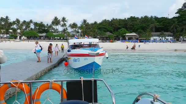 Turistas salen de la isla de Raya — Vídeos de Stock