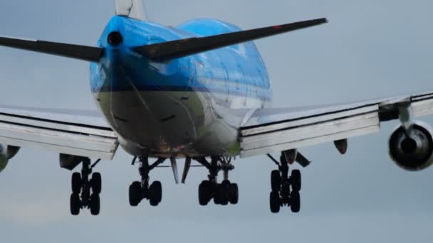 Flugzeug landet auf Landebahn 18r Polderbaan — Stockvideo