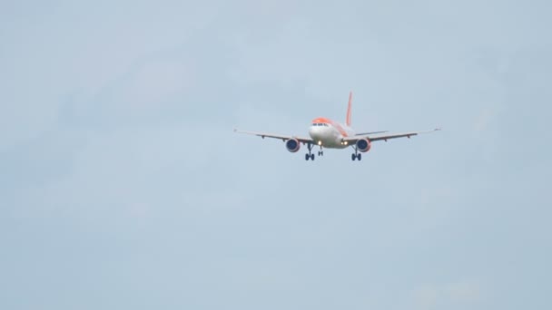 EasyJet Airbus A320 se aproximando — Vídeo de Stock