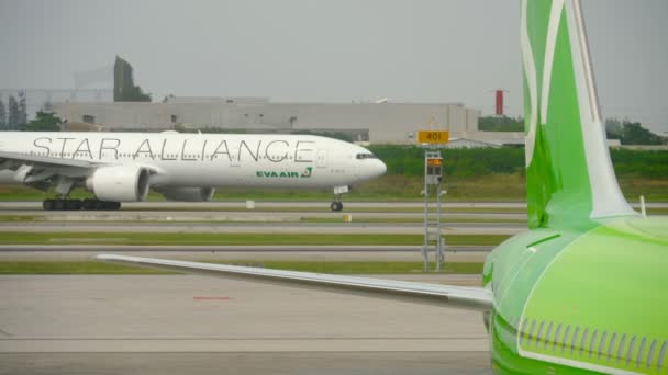 Verkeer in Suvarnabhumi Airport — Stockvideo