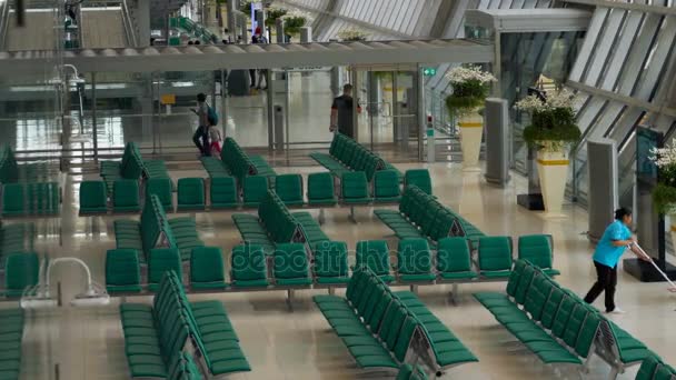 Passengers in the terminal of Bangkok airport — Stock Video