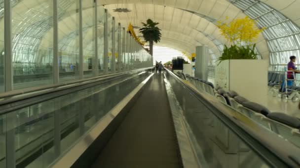 Travelator a terminál a bangkoki repülőtéren — Stock videók