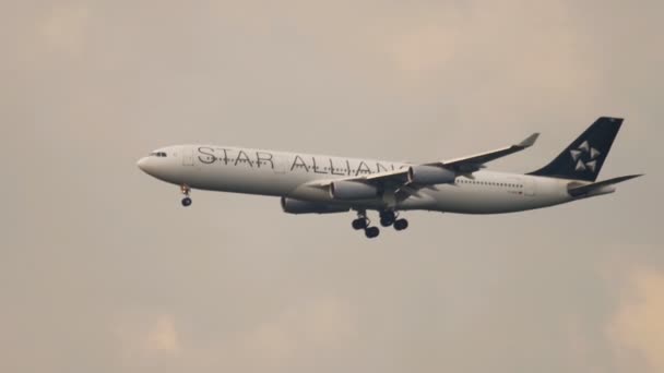 Lufthansa Airbus 340 närmar sig — Stockvideo