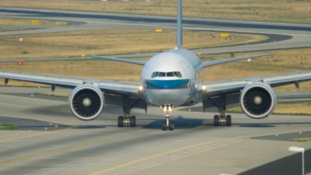 Boeing 777 circulant après l'atterrissage — Video