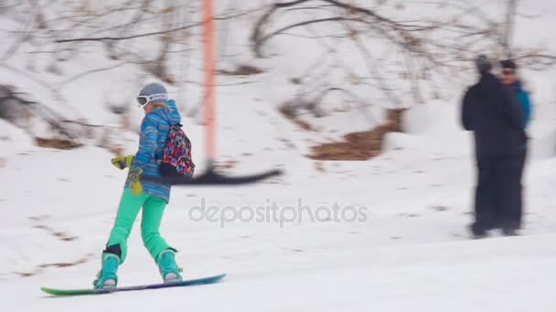 Skiër en snowborder ontspannen in het skigebied van bergen — Stockvideo