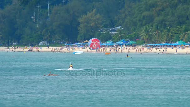 Temporada alta en la playa de Karon en Phuket — Vídeos de Stock