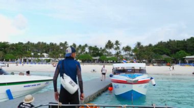 Raya ada gelen turistler kalkış