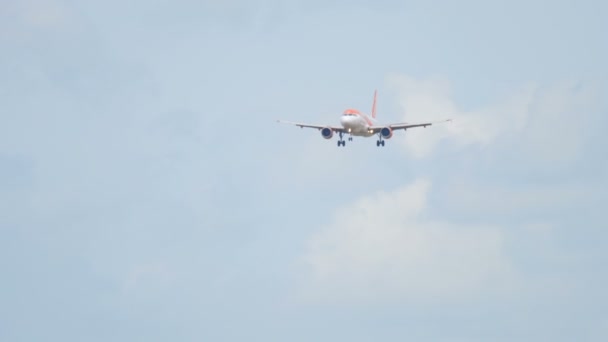 Airbus A320 von easyjet im Anflug — Stockvideo