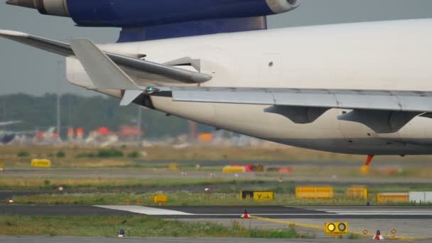 Lufthansa Cargo Md-11 kołowania — Wideo stockowe