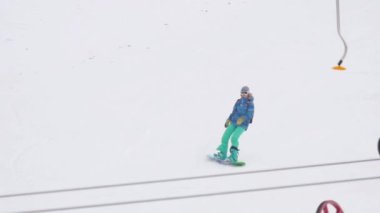 Snowborder sakin ol dağlar Kayak Merkezi