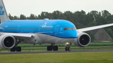 KLM Boeing 787 Dreamliner önce hareket