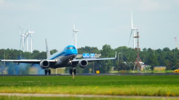KLM Cityhopper Embraer 190 landet — Stockvideo