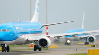 KLM Boeing 737 kalkış önce Taksilemek