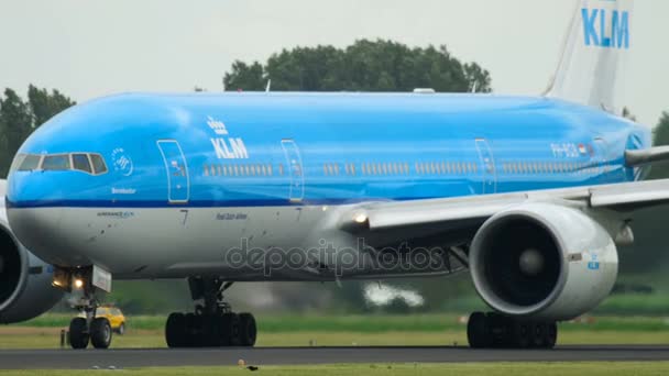 KLM Boeing 777 före avgång — Stockvideo