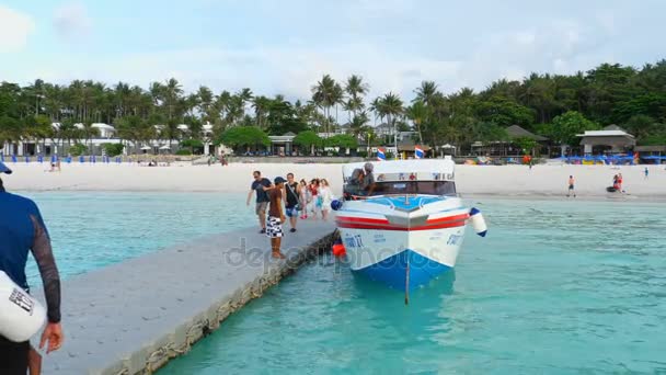 Turistas salen de la isla de Raya — Vídeos de Stock