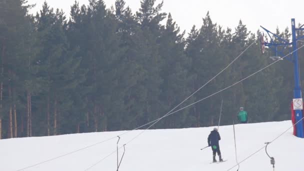 Turisté relaxovat v lyžařském středisku hory — Stock video