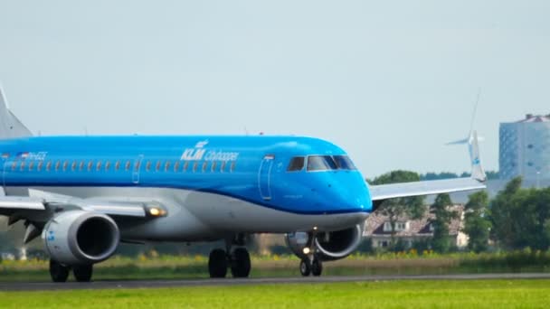 KLM Cityhopper Embraer 190 landing — Stock Video