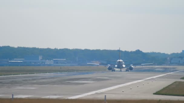 Avión aterrizando temprano en la mañana — Vídeos de Stock