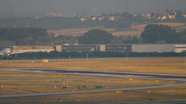 Lufthansa Airbus 340 aterrizaje — Vídeos de Stock