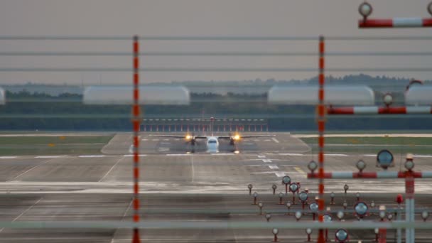 Aeronaves turboélice aceleram antes da partida — Vídeo de Stock