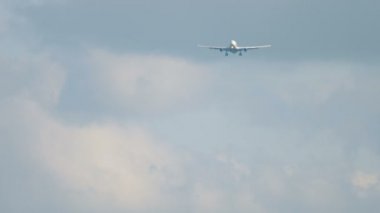 Yaklaşan gövdeli uçak