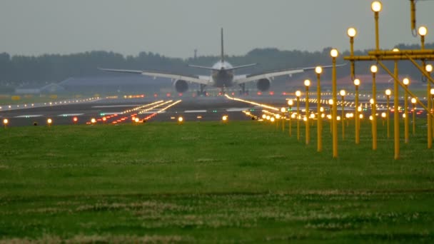 Avión aterrizando temprano en la mañana — Vídeo de stock