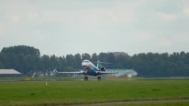 Veel Bombardier Crj-900 opstijgen — Stockvideo