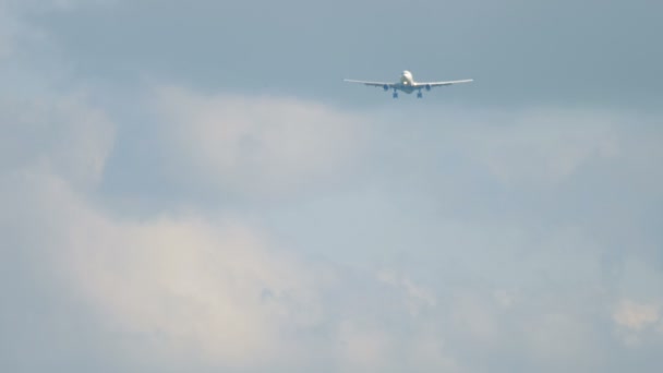 Yaklaşan gövdeli uçak — Stok video