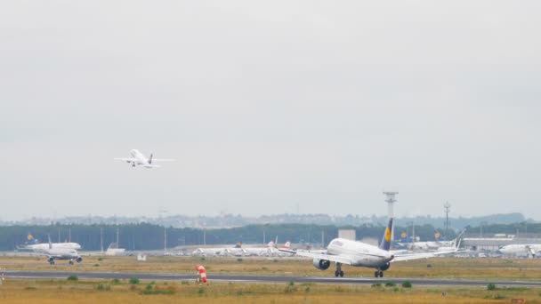 Traffico all'aeroporto di Francoforte . — Video Stock