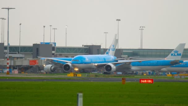 Avião taxiando após a aterragem — Vídeo de Stock